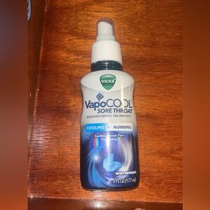 Vicks Vapocool Sore Throat Spray, Powerful Sore Throat Numbing Relief, Soothes